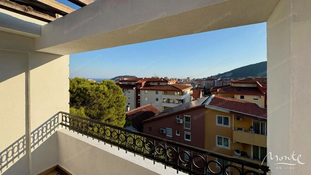 Pogled sa balkona na grad i okolne zgrade.