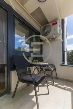 Manji natkriveni balkon sa garniturom za sedenje i klima uređajem. - image 17