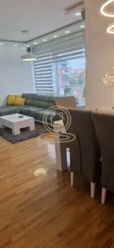 Dnevna soba sa garniturom i trpezarijskim delom. - image 10
