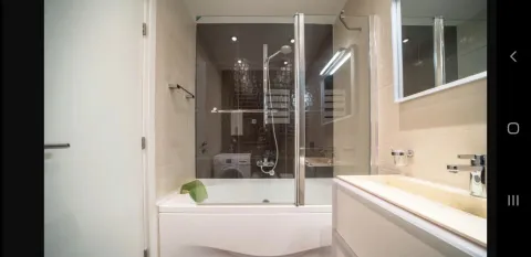 Svijetlo i moderno kupatilo sa kadom, staklenim paravanom i umivaonikom. - image 10
