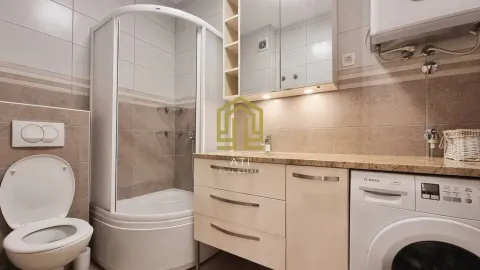 Moderno opremljeno kupatilo sa tuš kabinom i veš mašinom. - image 14