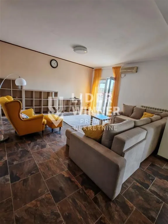 Izdavanje, četvorosoban stan, 120m², Petlovo Brdo, Beograd