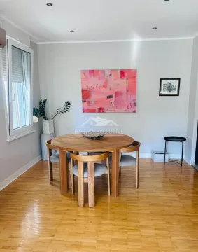 Trpezarija sa okruglim drvenim stolom i stolicama. - image 4