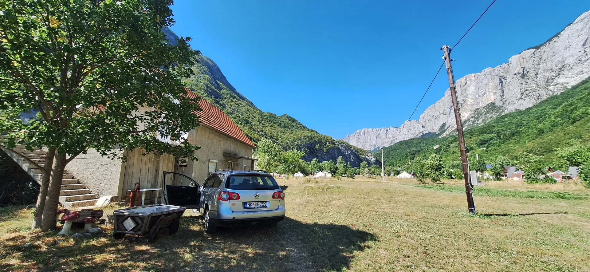 Pogled na dvorište i okolne planine ispred kuće.