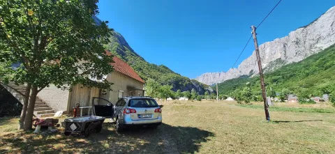 Pogled na dvorište i okolne planine ispred kuće. - image 3