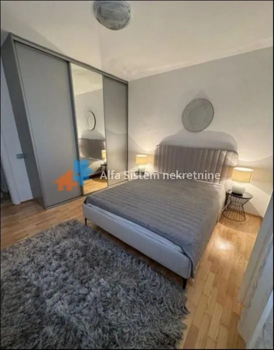 Izdavanje, četvorosoban stan, 120m², Savski Venac, Beograd