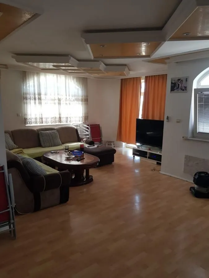 Izdavanje, četvorosoban stan, 160m², Galenika, Beograd