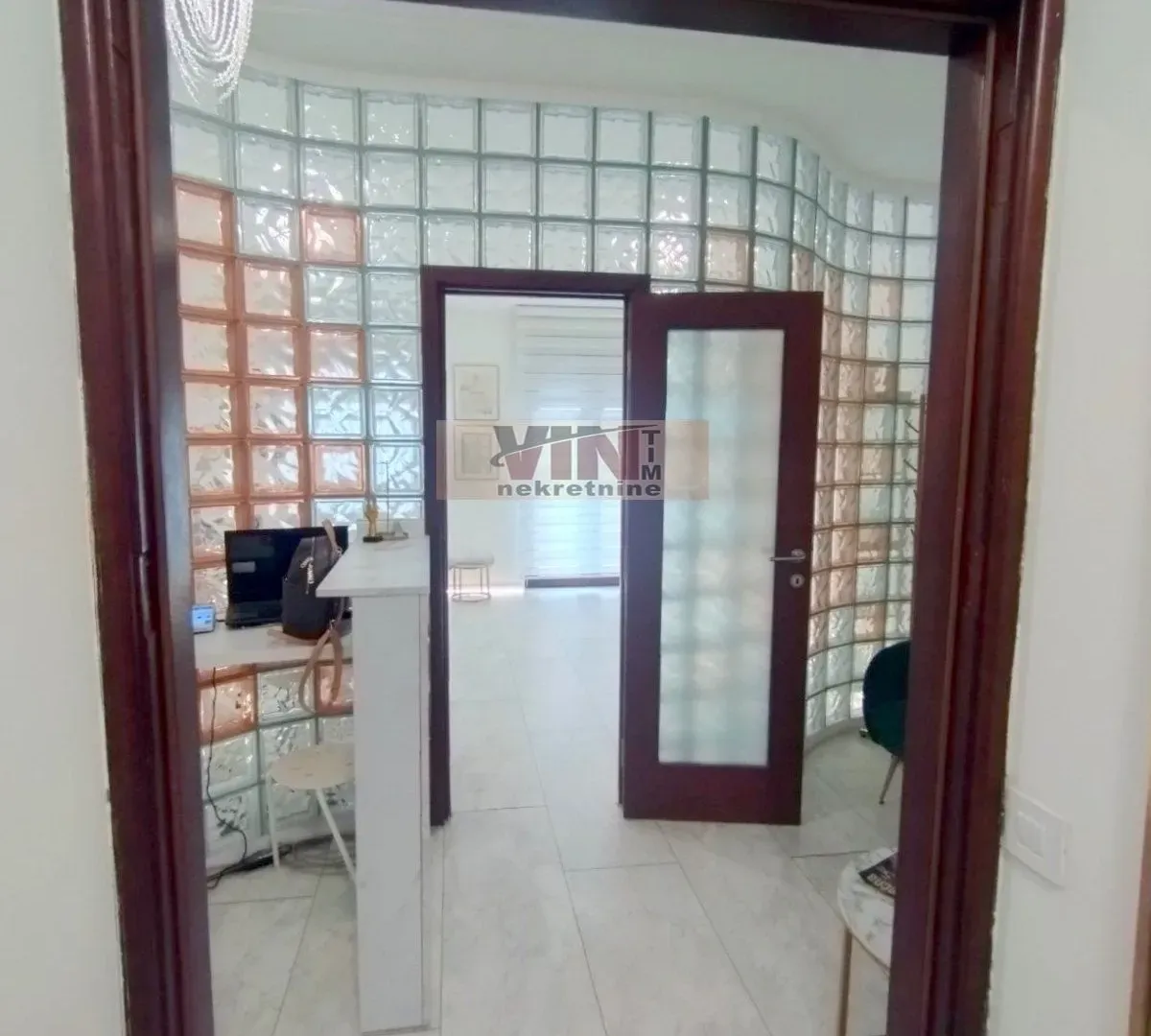 Izdavanje, poslovni prostor, 40m², Altina, Beograd