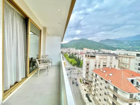 Prostrana terasa sa garniturom za sjedenje i pogledom na grad i planine. - image 14