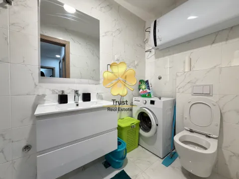 Moderno opremljeno kupatilo sa umivaonikom, wc šoljom i veš mašinom. - image 13