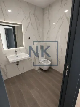 Moderne kupatilo sa umivaonikom, ogledalom i konzolnom wc šoljom obloženo mermernim pločicama. - image 8
