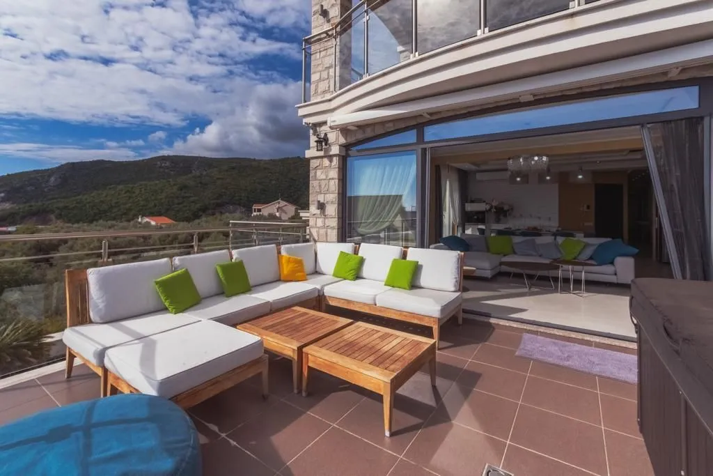 Izdavanje, trosoban stan, 146m², Bečići, Budva