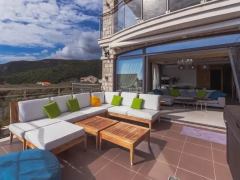 Izdavanje, trosoban stan, 146m², Bečići, Budva - image 1
