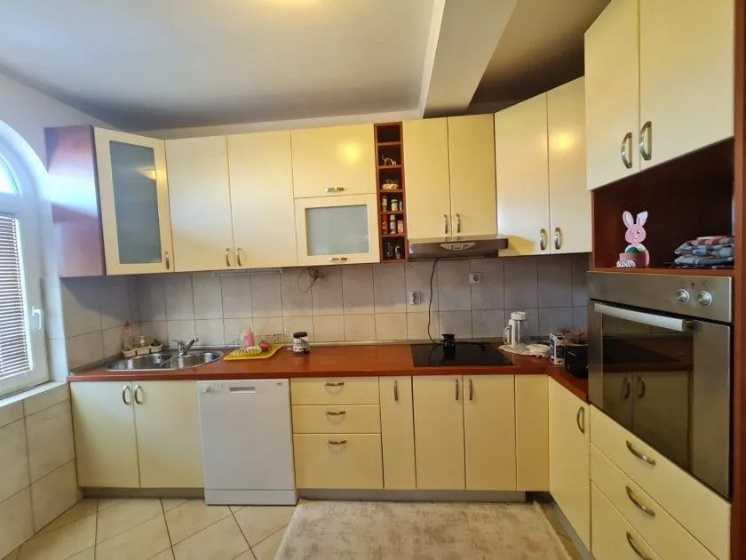 Rent, house, 180m², Tološi, Podgorica