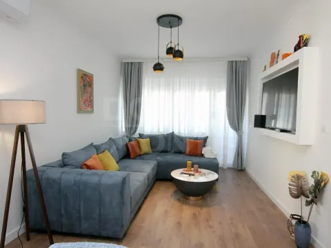 Rent, two bedroom apartment, 80m², Tivat, Crna Gora - image 2
