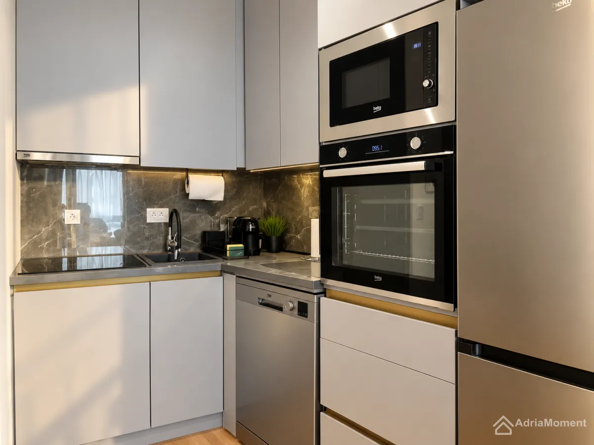 Moderna i opremljena kuhinja sa ugrađenim aparatima.