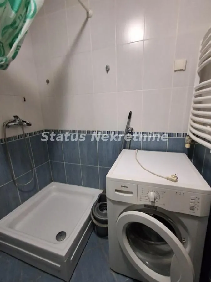 Kupatilo sa tuš kabinom i veš mašinom.