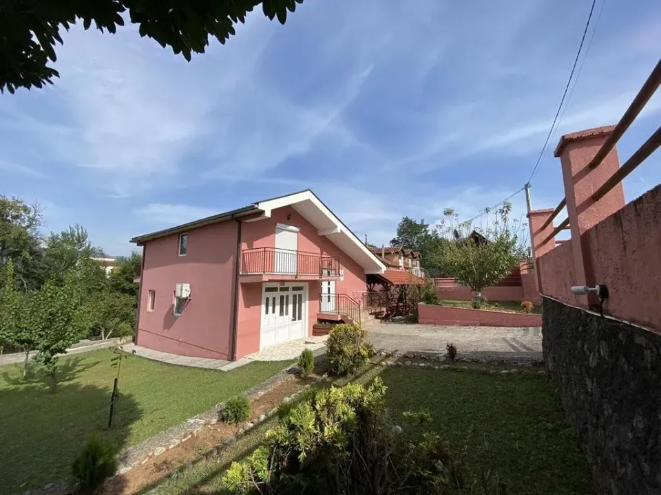Izdavanje, četvorosoban stan, 175m², Gornja Gorica, Podgorica