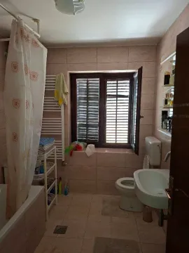 Manje kupatilo sa kadom, prozorom i osnovnim sanitarijama. - image 13