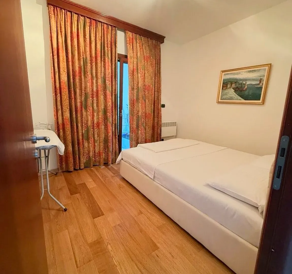 Izdavanje, dvosoban stan, 85m², Rafailovići, Budva