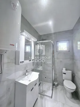 Savremeno opremljeno kupatilo sa tuš kabinom, umivaonikom i wc šoljom. - image 11