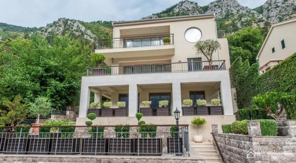 Sale, two bedroom apartment, 160m², Prčanj, Kotor