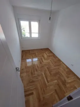 Prazna soba sa parketom i prozorom. - image 6