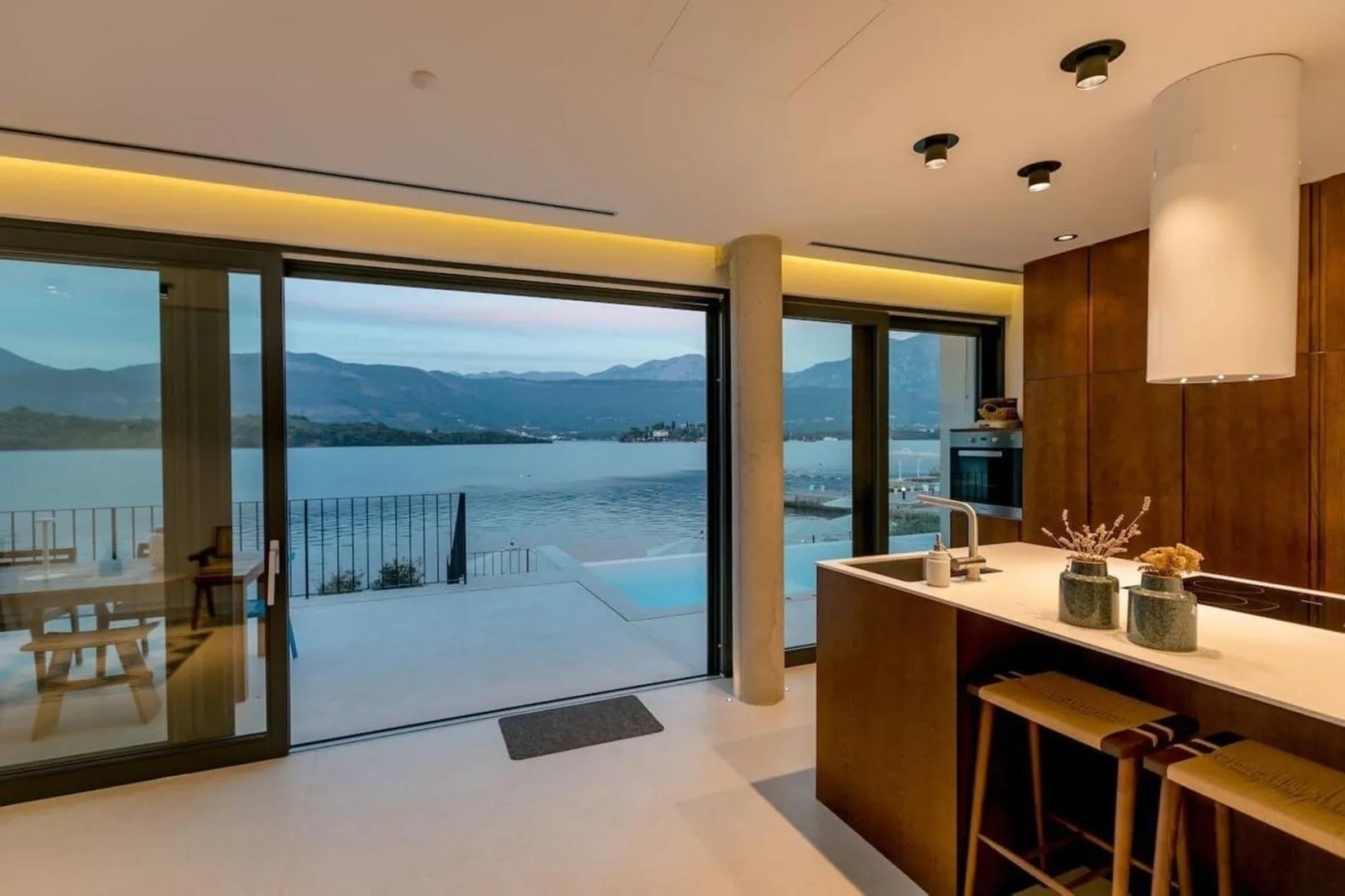 Prodaja, kuća, 676m², Đuraševići, Tivat