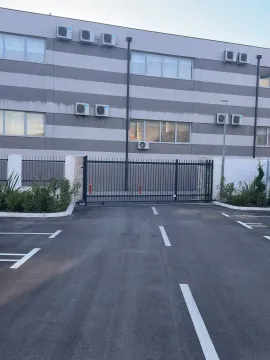 Fasada zgrade i parking sa ulaznom kapijom. - image 2
