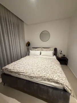 Moderna spavaća soba sa bračnim krevetom, draperijama i ogledalom na zidu. - image 15