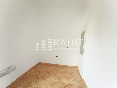 Prazna soba sa parketom i belim zidovima. - image 15