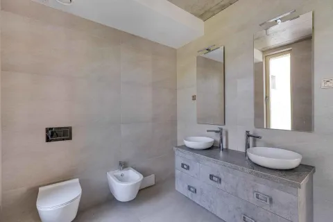 Moderne kupatilo sa duplim umivaonikom, wc šoljom, bideom i ogledalima. - image 8