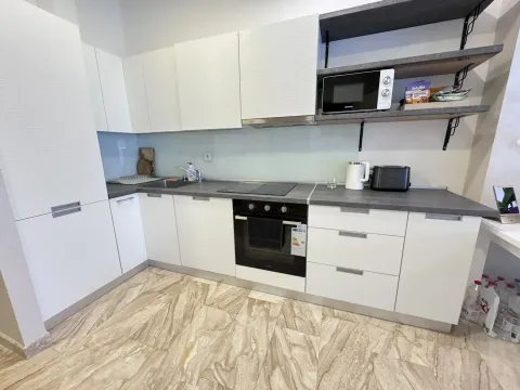 Moderna kuhinja sa bijelim elementima i ugradnom tehnikom. - image 5
