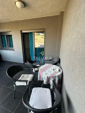 Namtještena terasa sa stolom i stolicama. - image 6