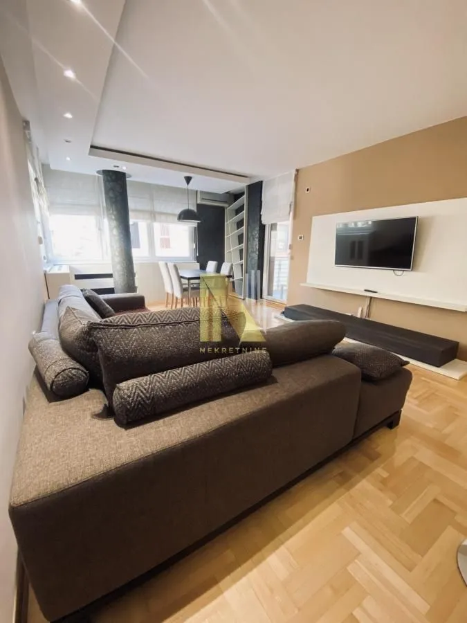 Izdavanje, četvorosoban stan, 98m², Centar, Novi Sad