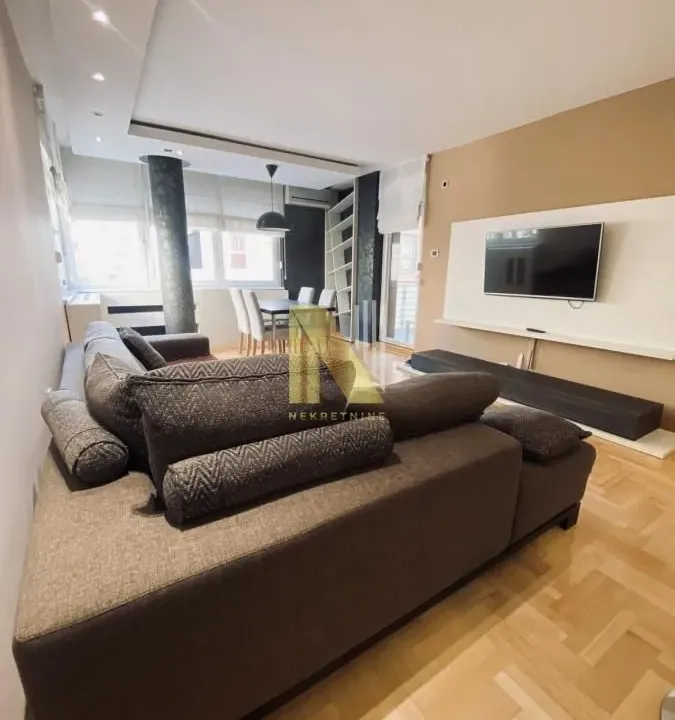 Izdavanje, četvorosoban stan, 98m², Centar, Novi Sad