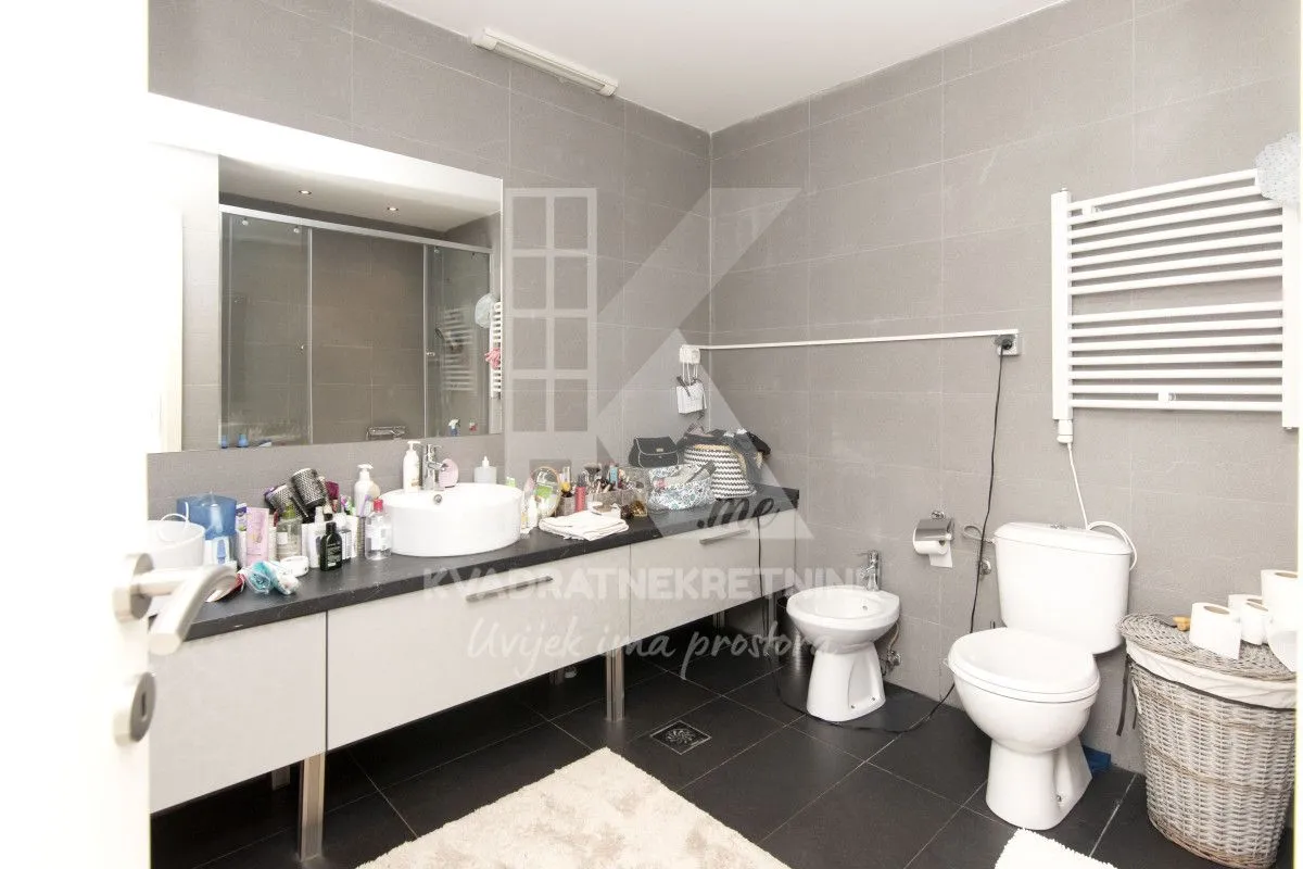 Sale, house, 250m², Tološi, Podgorica