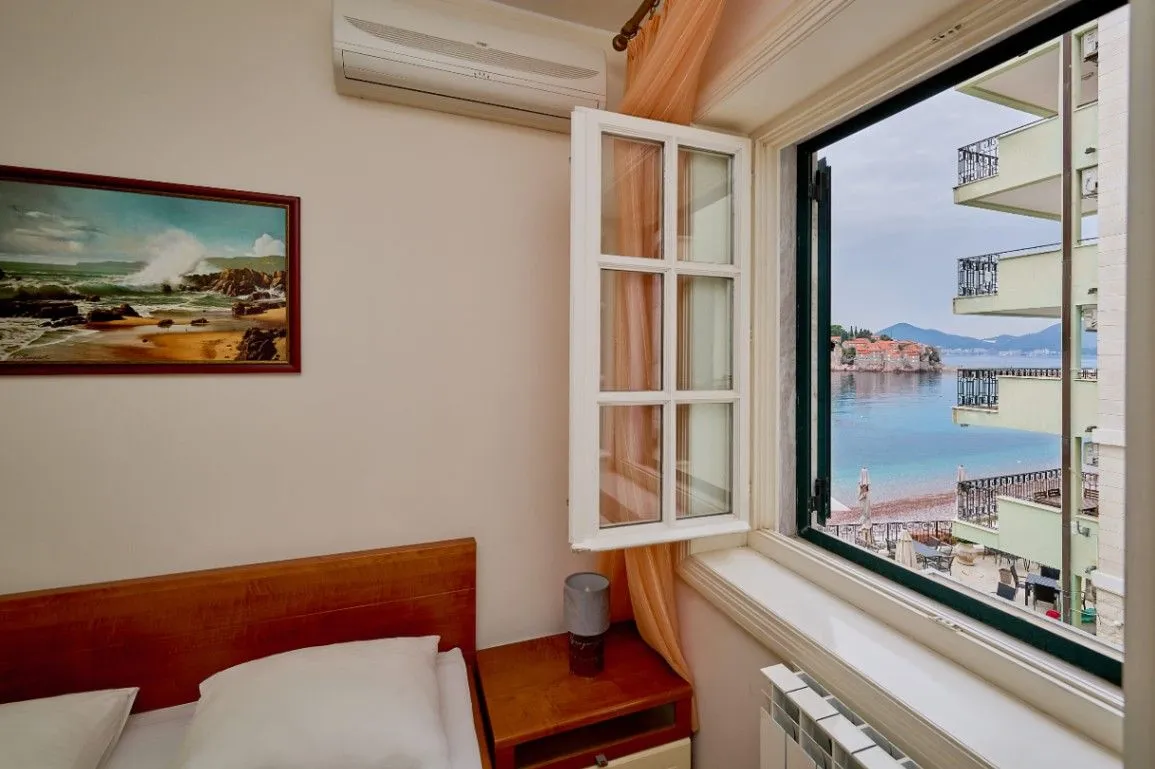 Sale, four bedroom apartment, 95m², Sveti Stefan, Budva