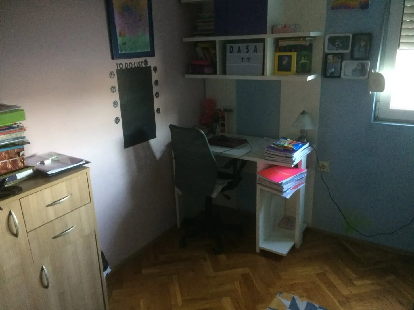 Dječija soba sa radnim stolom, stolicom i policama za knjige.