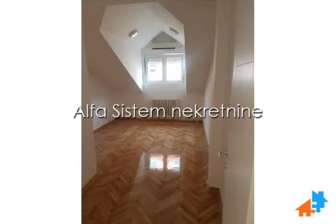 Prazna potkrovna prostorija sa parketom i prozorom. - image 8