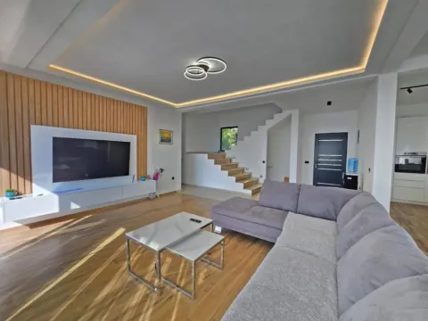 Rent, house, 208m², Budva, Crna Gora - image 12