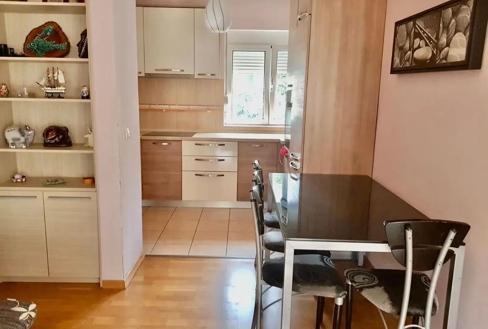 Izdavanje, dvosoban stan, 70m², Lazi, Budva