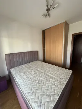 Spavaća soba sa bračnim krevetom i ugradnim drvenim plakarem. - image 3