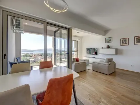 Izdavanje, stan, 72m², Tivat, Crna Gora - image 1