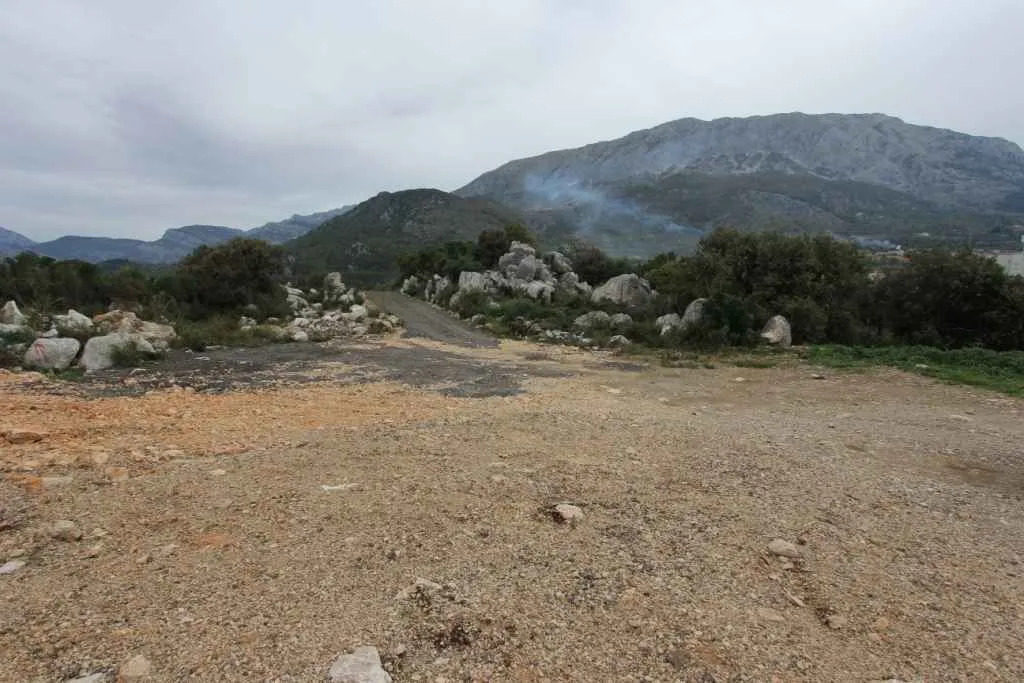 Pogled na okolno zemljište i planine u pozadini.