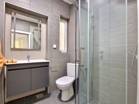 Izdavanje, dvosoban stan, 70m², Bečići, Budva - image 18