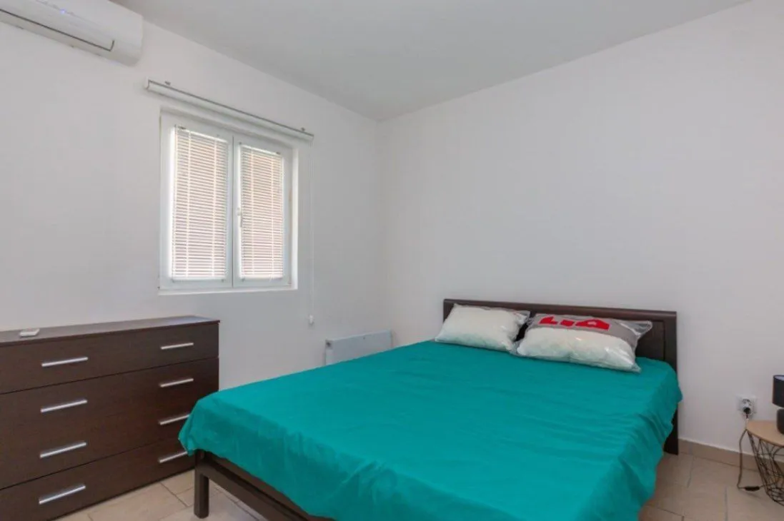 Izdavanje, dvosoban stan, 63m², Baošići, Herceg Novi