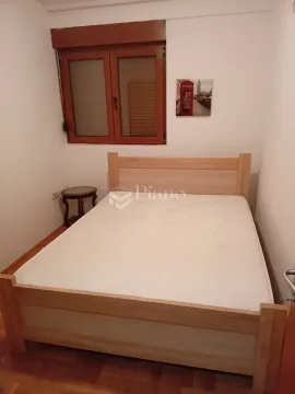 Spavaća soba sa bračnim krevetom i prozorom. - image 6