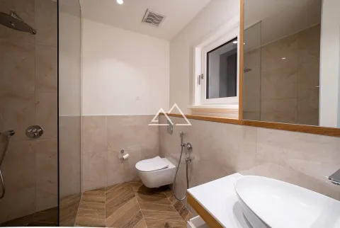 Savremeno opremljeno kupatilo sa tuš kabinom, umivaonikom i WC šoljom. - image 21