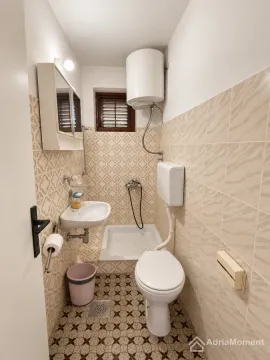 Manje kupatilo sa lavaboom, wc šoljom i tuš kadom. - image 9